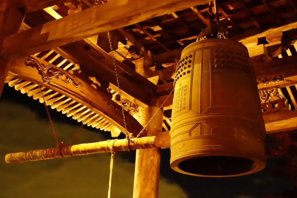 lonceng besar di kuil Jepang