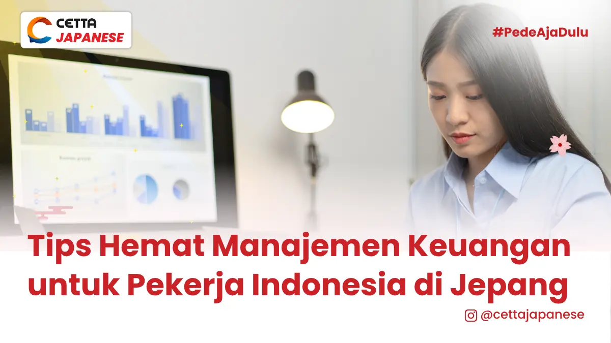 seorang wanita sedang fokus melihat sebuah dokumen di depan sebuah komputer